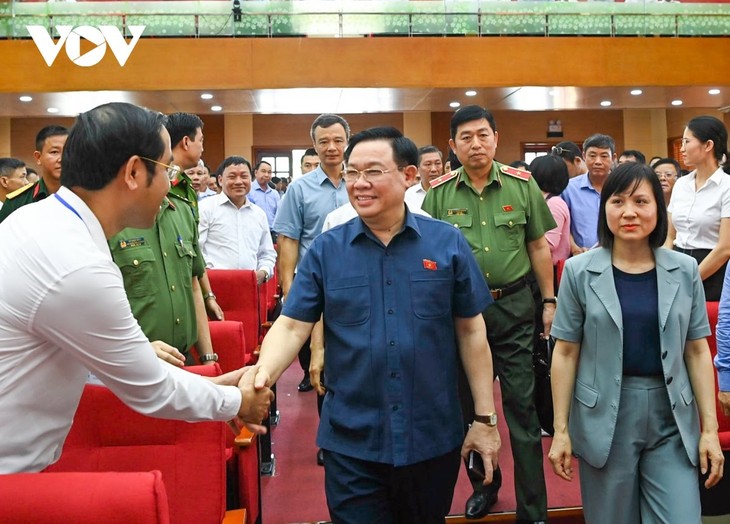 越南国会主席王庭惠会见海防市选民