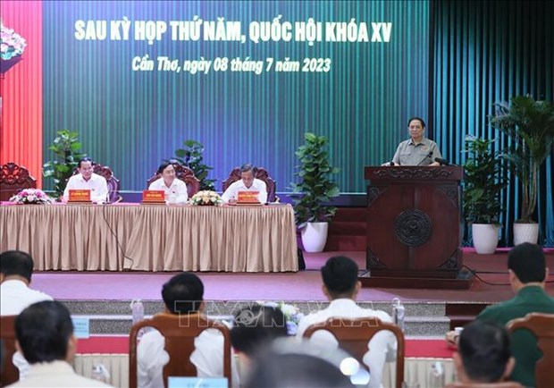 政府总理范明正在芹苴市开展与选民见面会