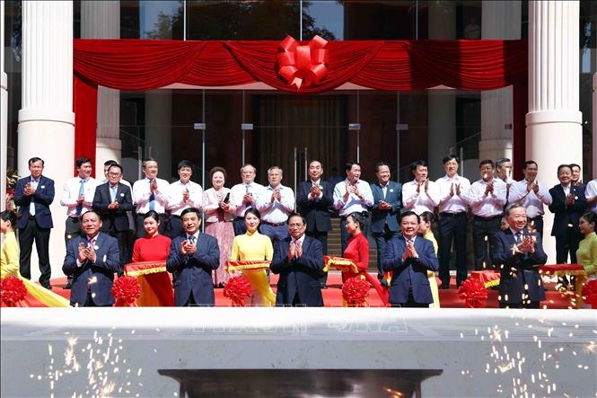 越南政府总理范明正出席还剑湖剧院落成典礼