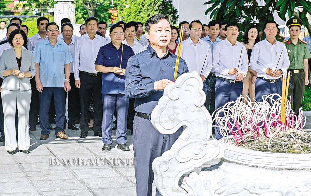 政府副总理陈红河敬香缅怀已故阮文渠总书记