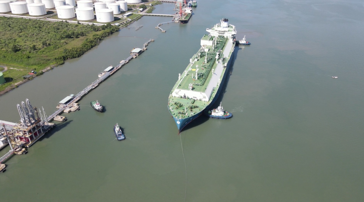 首艘外籍液化天然气载运船抵达越南巴地头顿港