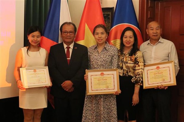 旅居捷克先进越侨获表彰