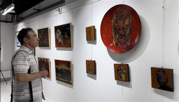 “越南传统材料上作画”画展亮相法国首都巴黎