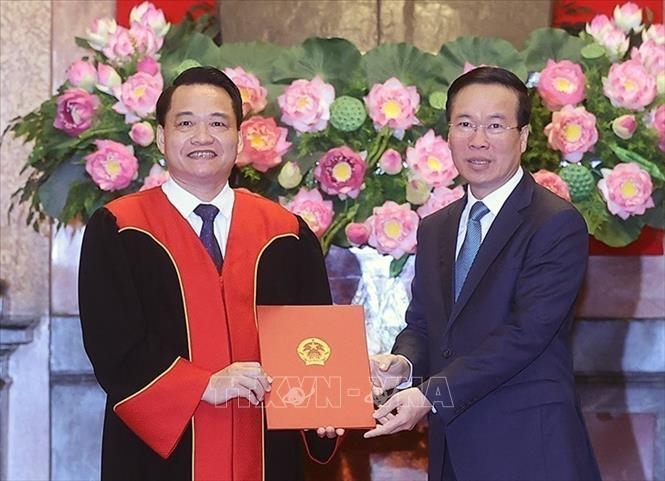 国家主席武文赏向武鸿南颁发最高人民法院法官任命书
