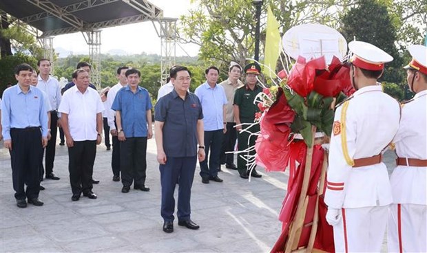 越南国会主席王廷惠敬香缅怀顺化市革命先烈