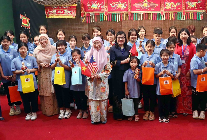 越马两国总理夫人观看越南水上木偶戏表演（组图）