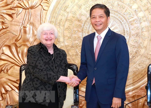 越共中央经济部部长陈俊英会见美国财政部部长耶伦