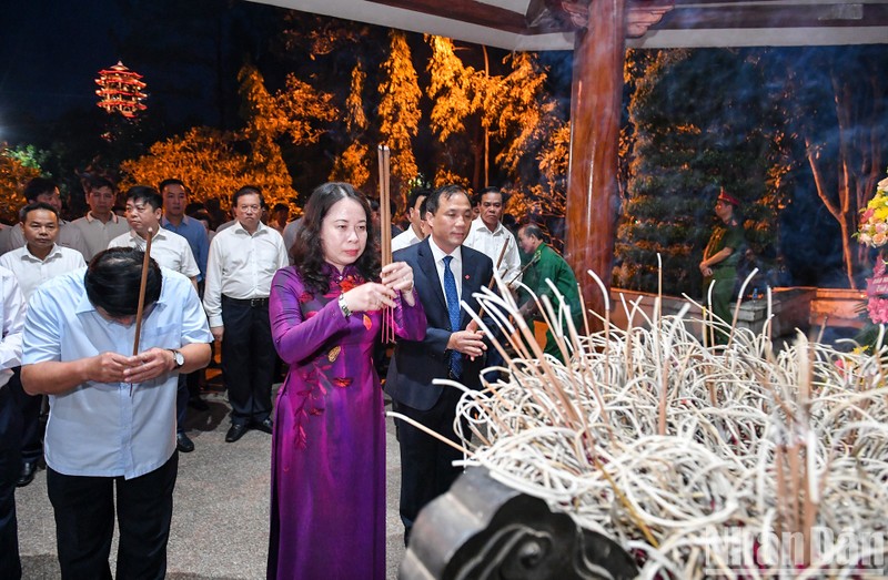 越南国家副主席和各位代表在同禄三岔路口遗迹区敬香【组图】