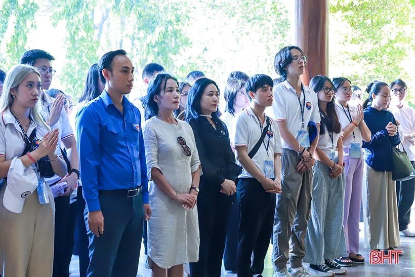 7·27荣军烈士日：海外越侨青年代表团在同禄三岔路口遗迹向各位英烈进香