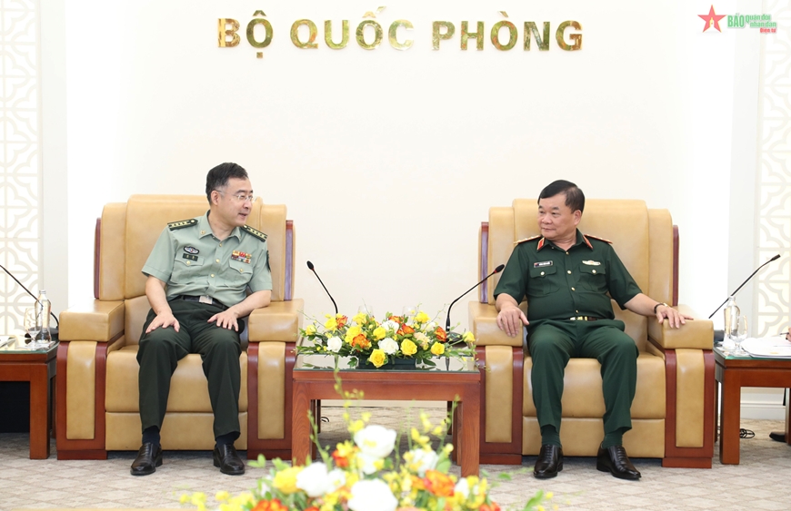 越南国防部副部长黄春战上将会见中国驻越南大使馆武官潘涛大校