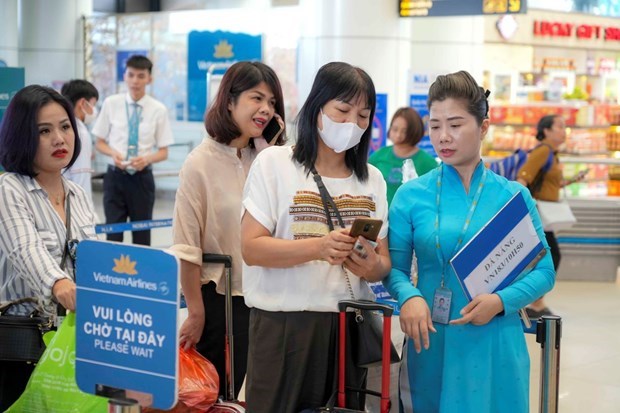 众多旅客使用 VneID 帐户办理登机手续