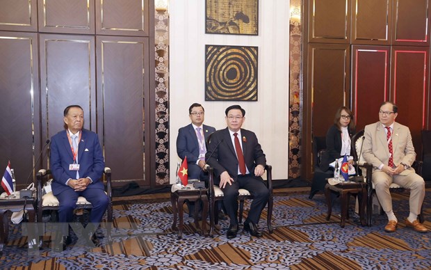 出席AIPA-44的各国代表团团长礼节性拜会印度尼西亚众议院议长