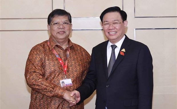 越南国会主席王廷惠会见马来西亚国会下议院议长佐哈里阿卜杜勒