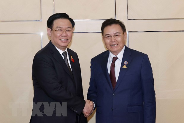 越南国会主席王廷惠会见老挝国会主席赛宋蓬•丰威汉