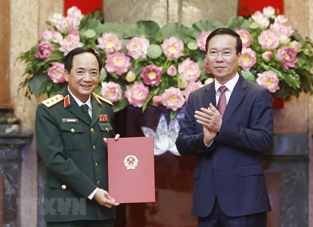 国家主席武文赏向郑文决同志颁发晋升上将军衔决定书