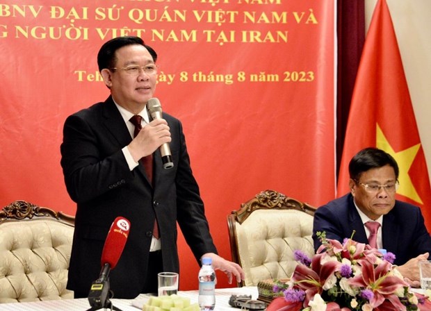 越南国会主席王廷惠走访慰问越南驻伊朗大使馆和旅伊越南人社群