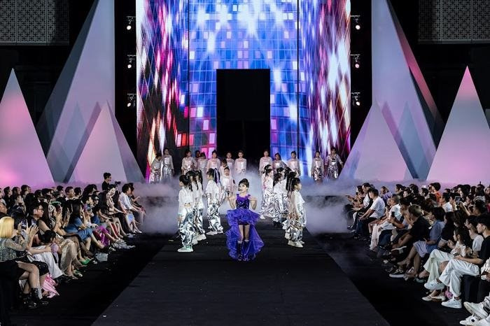 2023年第三届越南国际青少年时装周在河内市举行