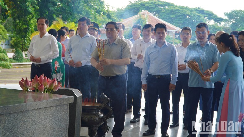 越南政府总理范明正参观阮生色遗迹区