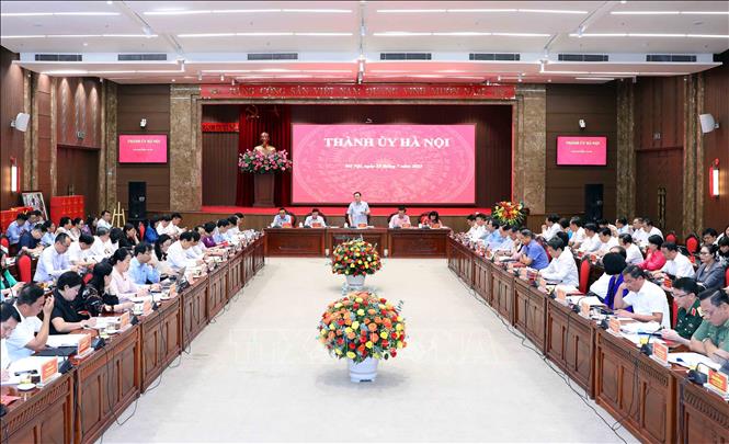 国会主席王廷惠与河内市委常委会举行工作会议