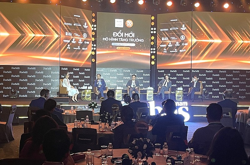 “创新增长模式”的2023年商务论坛在胡志明市举行