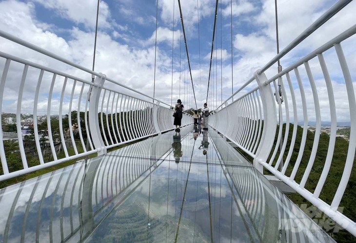 越南西源地区首座玻璃桥正式开门迎客