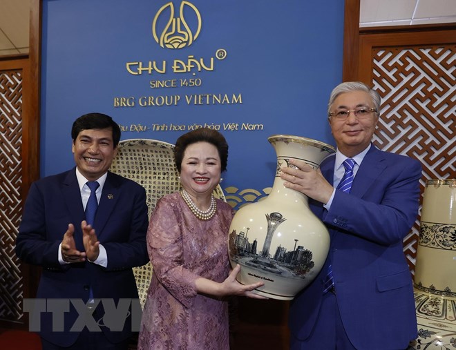 哈萨克斯坦总统托卡耶夫体验制作朱豆陶瓷（组图）