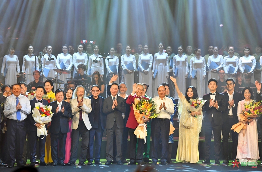 武文赏主席出席纪念越南作曲家文高诞辰100周年的文艺晚会