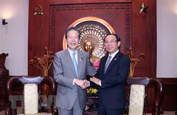 胡志明市委书记阮文年会见日本公明党党首山口夏男