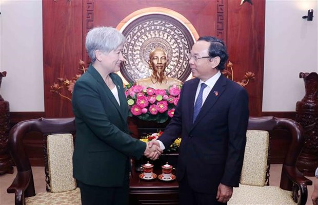 胡志明市市委书记阮文年会见澳大利亚外交部长黄英贤