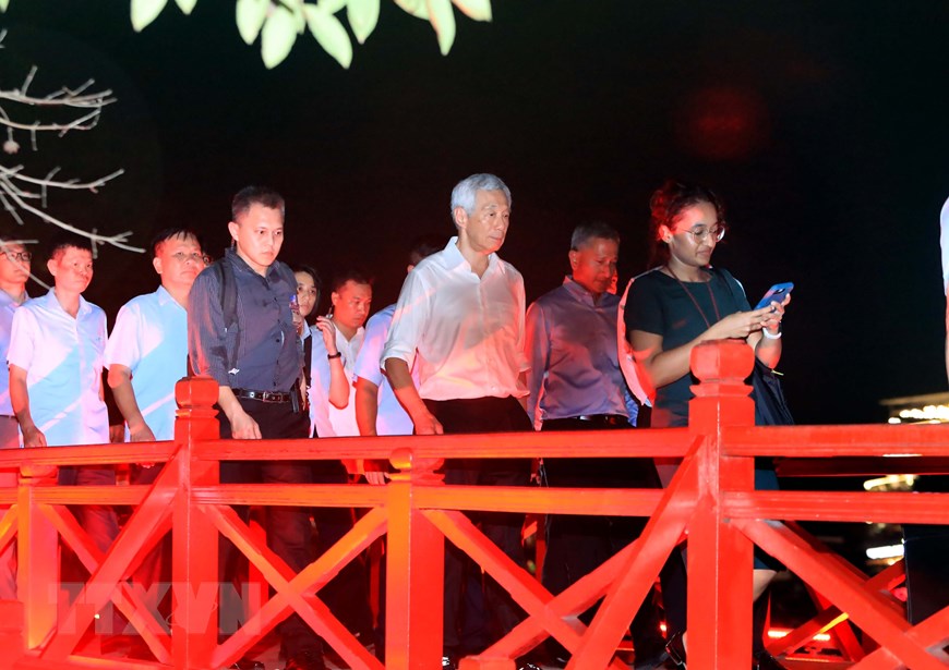 新加坡总理在还剑湖步行街漫步
