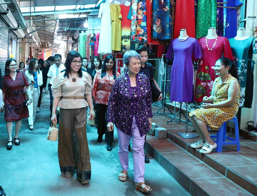 越新两国政府总理夫人参观河内市河东郡万福村（组图）