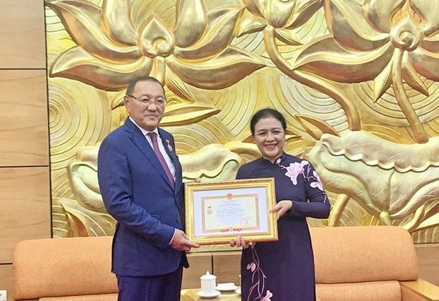 哈萨克斯坦驻越大使荣获越南“各民族和平友谊贡献”纪念章