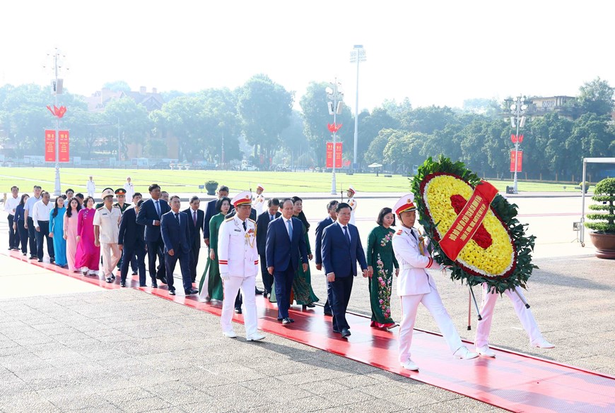 越南国庆78周年：越南党和国家领导入陵瞻仰胡志明主席遗容（组图）