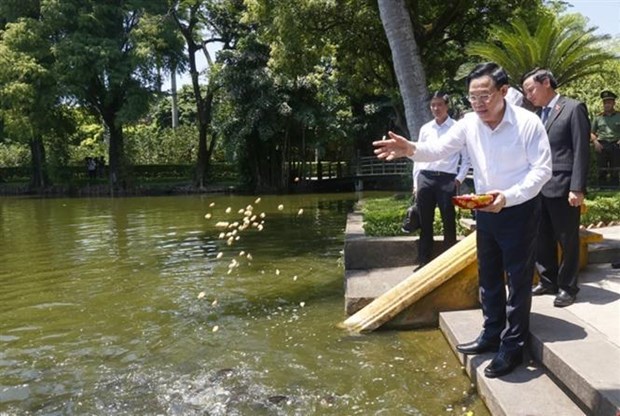 越南国庆78周年：国会主席王廷惠前往主席府向胡志明主席进香