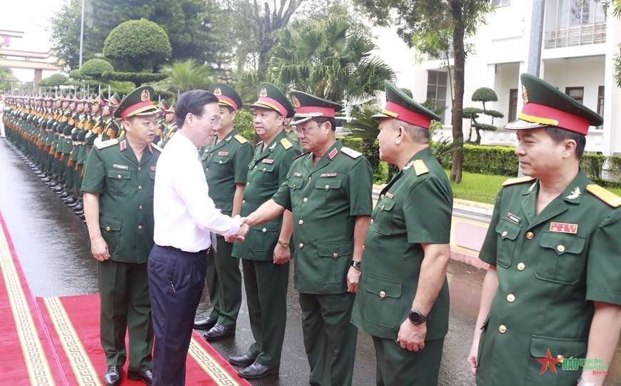 越南国家主席武文赏视察15号兵团