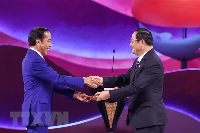 第43届东盟峰会正式闭幕 印尼将轮值主席国接力棒移交老挝