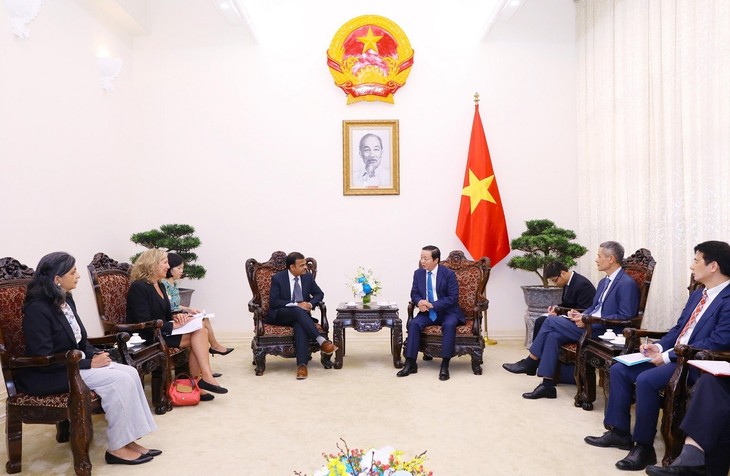 越南政府副总理陈红河会见美国沃尔玛公司副总裁古普塔