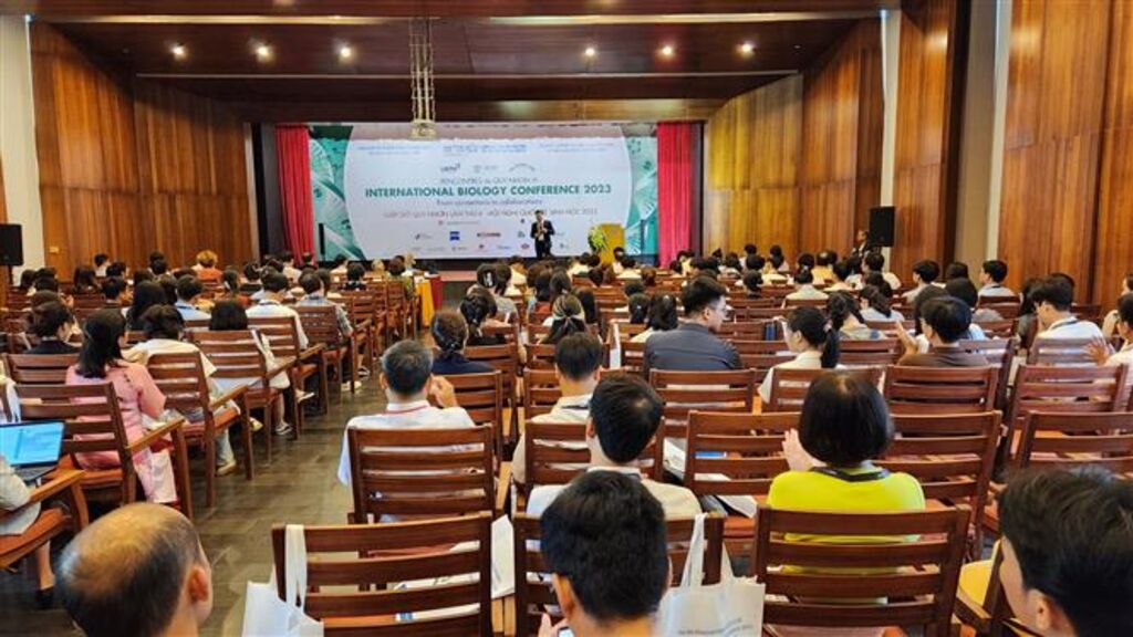 近300名代表出席2023年国际生物学会议