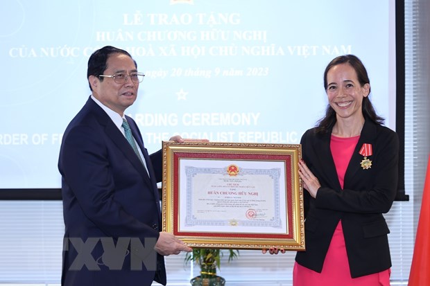 范明正总理向全球疫苗免疫联盟计划战略主任奥蕾莉亚•阮授予越南国家友谊勋章