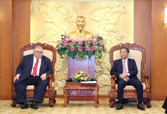 越共中央经济部部长陈俊英会见国际清算银行行长卡斯滕斯