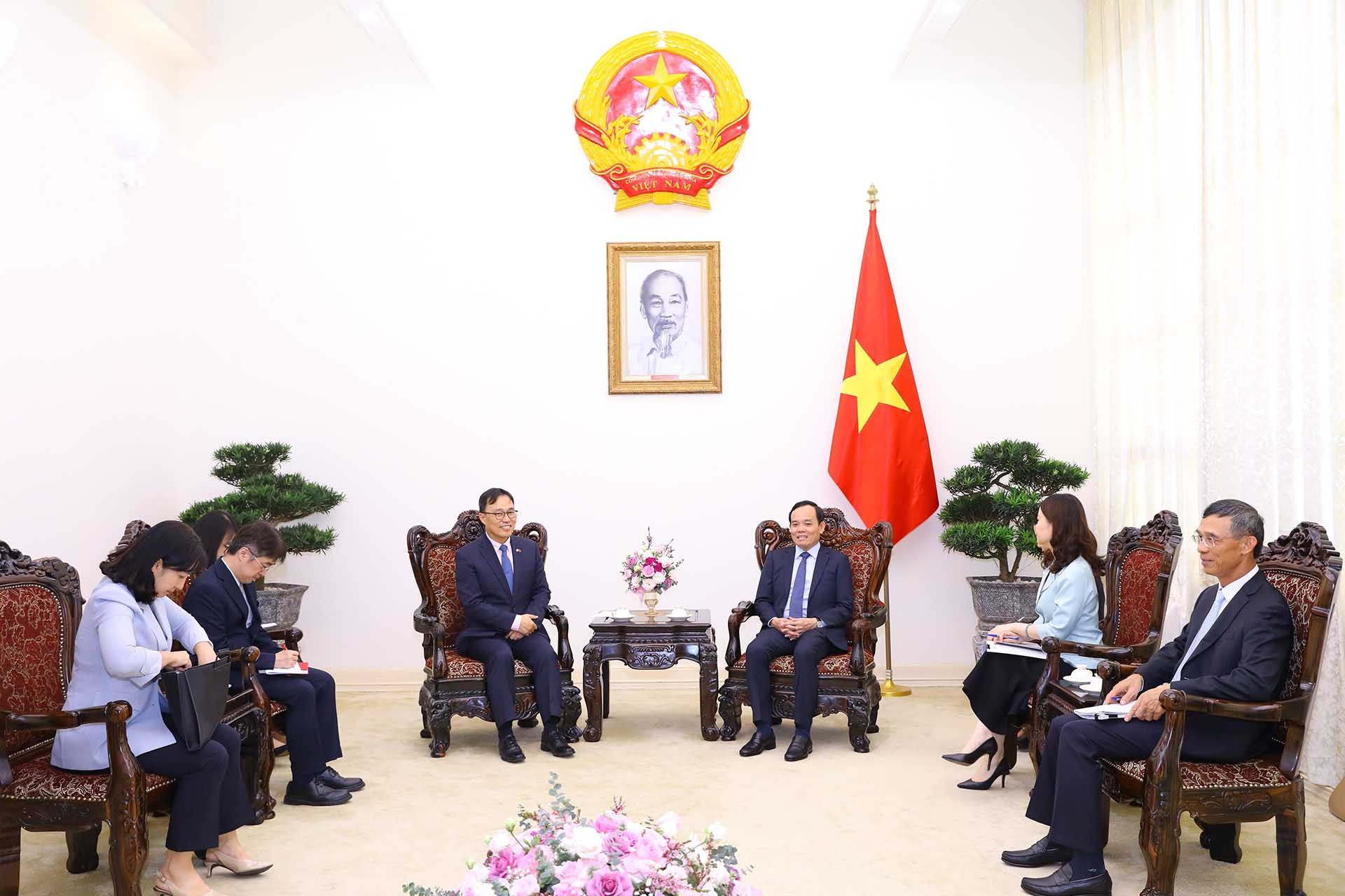 越南政府副总理陈流光会见韩国新任驻越大使崔英三