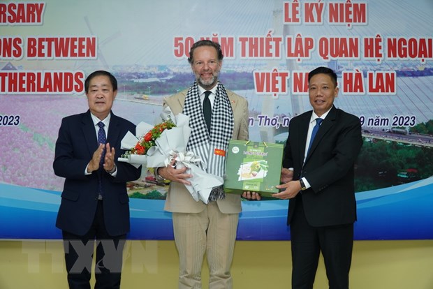 进一步加强芹苴市与荷兰的多领域合作关系