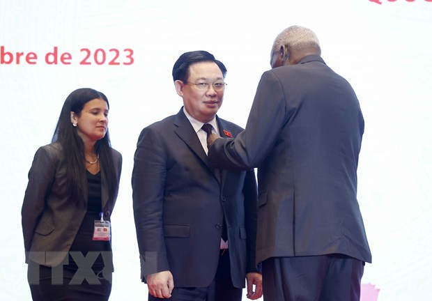 越南国会主席王廷惠荣获古巴国家勋章