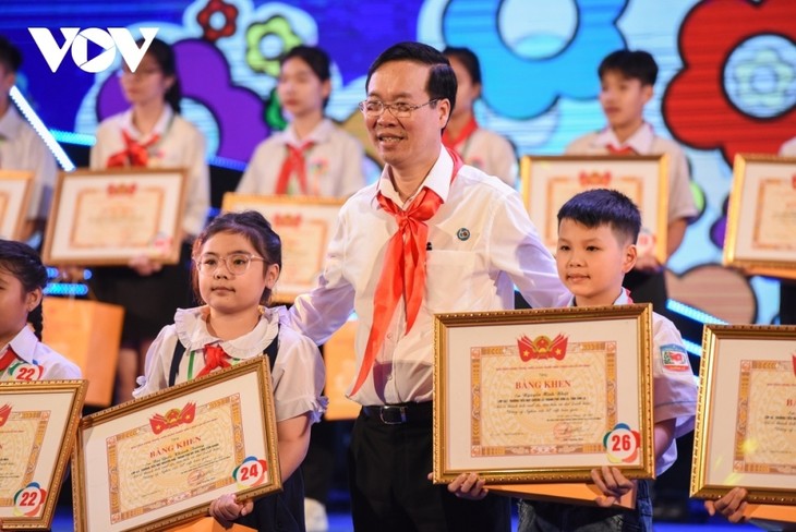 越南国家主席武文赏出席“灯笼点亮梦想”中秋晚会