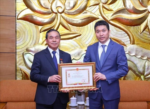 老挝驻越南大使荣获“各民族和平友谊贡献”纪念章
