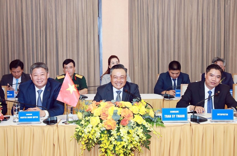 河内市人委会主席陈士青与老挝万象市市长阿沙西潘敦举行会谈