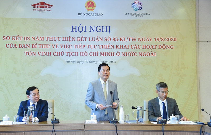 继续加强向国际社会宣传与推崇胡志明主席