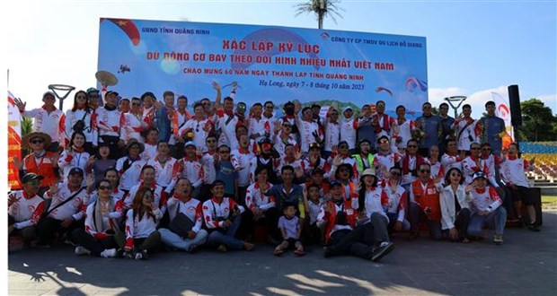 下龙市：“越南最大规模动力滑翔伞编队”纪录确立