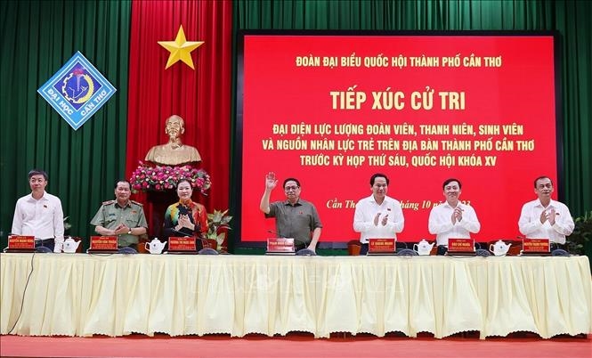 越南政府总理范明正会见芹苴市年轻选民