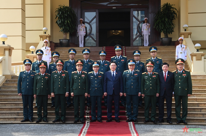 国会主席王廷惠出席防控空军传统日60周年纪念典礼